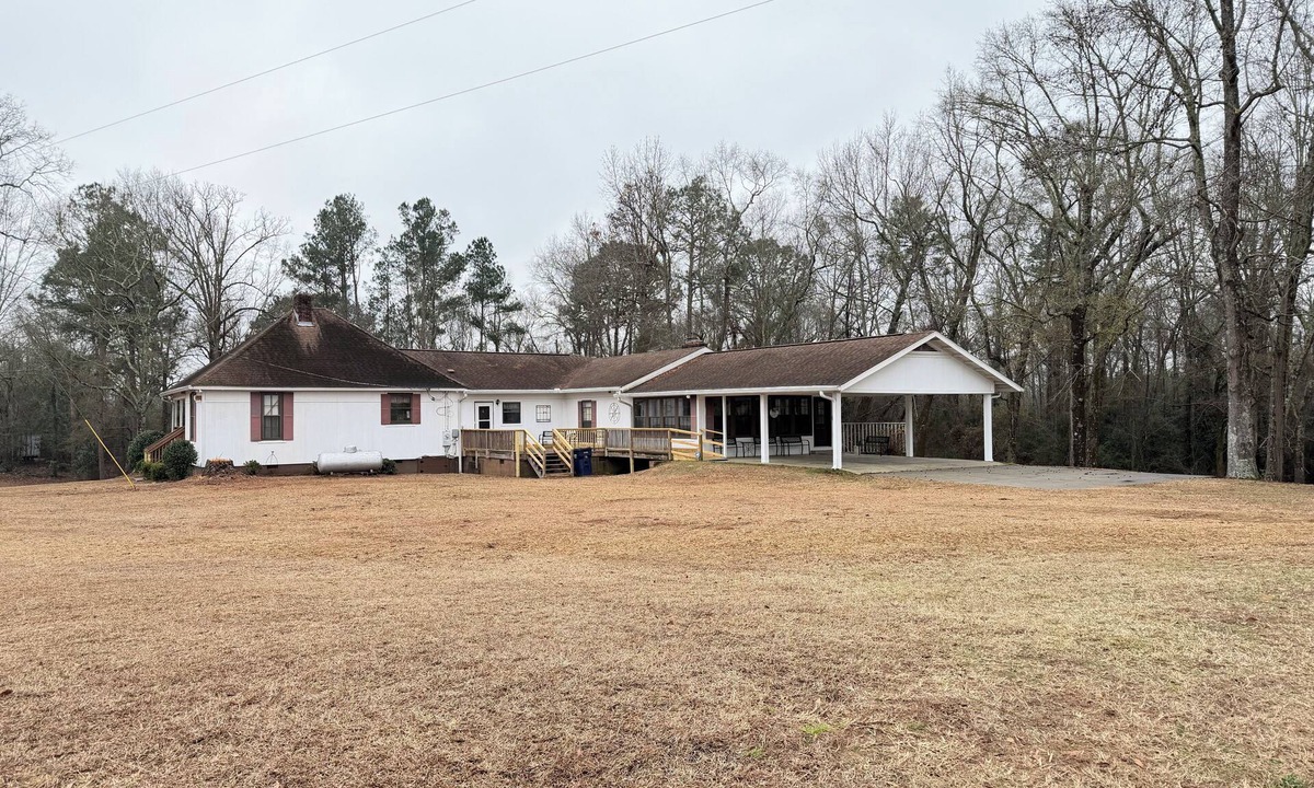 Goshen House | Beautiful 3-bedroom house - country living on the outskirts of Troy and Luverne.
