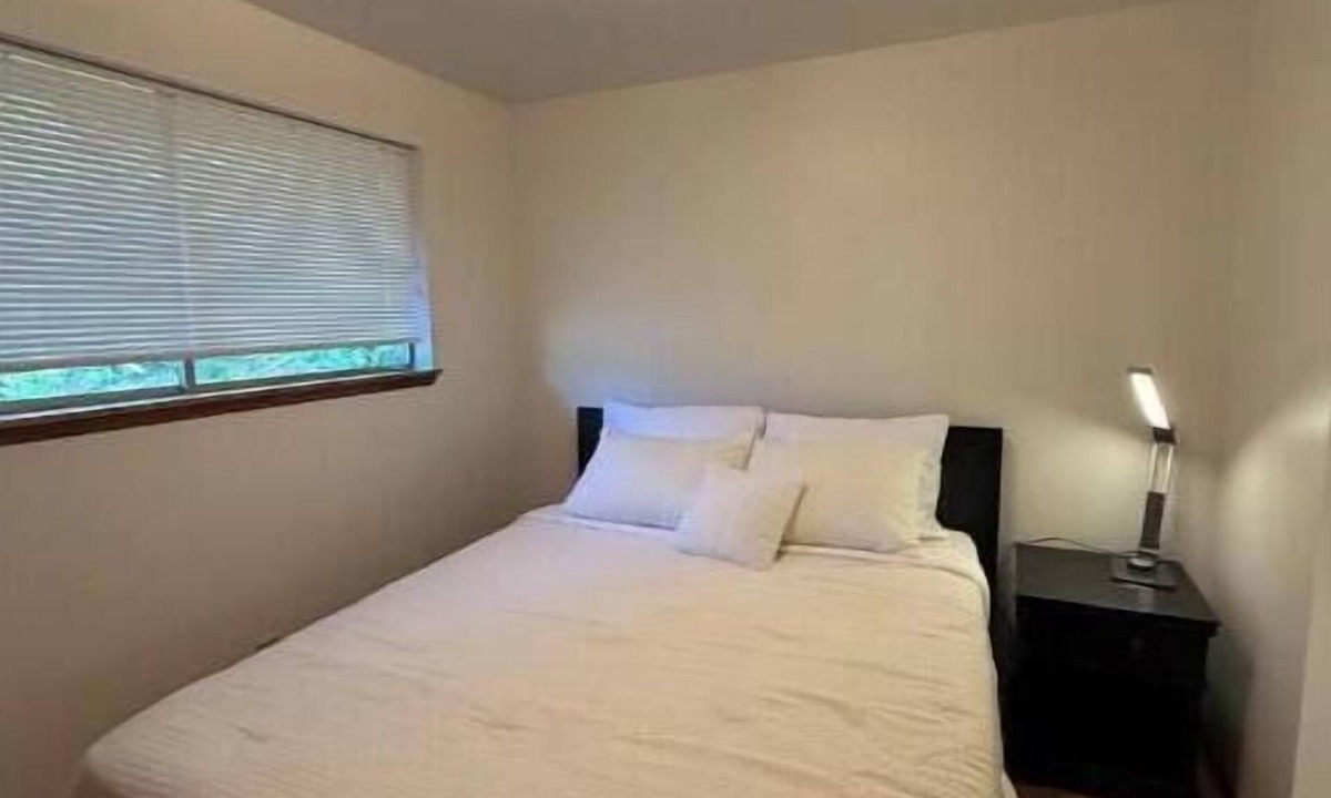 Seattle Metro Area House | Beautiful 3 Bedroom Shoreline Guesthouse