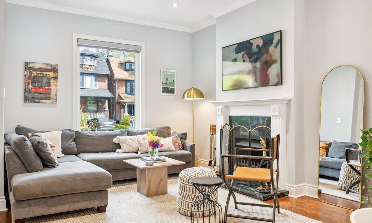 The Beaches House | Beautiful 3 Bedroom Spacious Home in the Beaches w/Parking