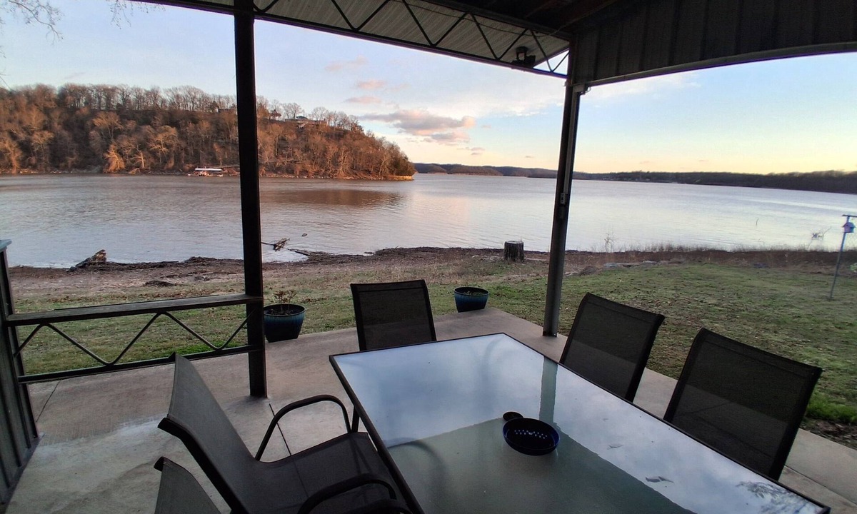 Wyandotte House | Beautiful 3 bedroom waterfront home on Grand Lake