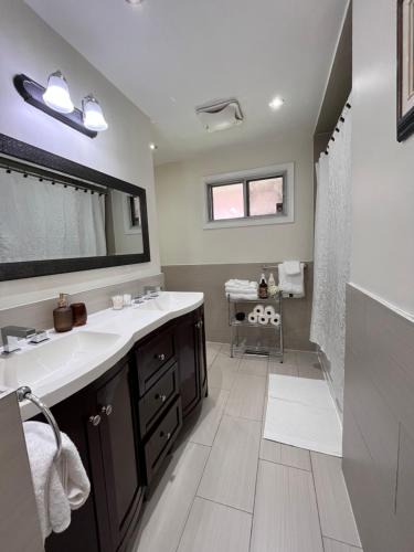 Etobicoke House | Beautiful 3 Bedrooms Guesthouse