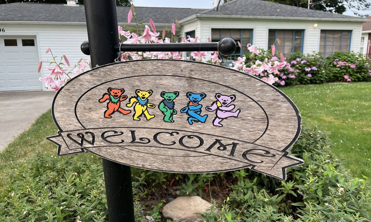 Wolcott Cottage | Beautiful 3 br/2 bath waterfront cottage available to view the eclipse!