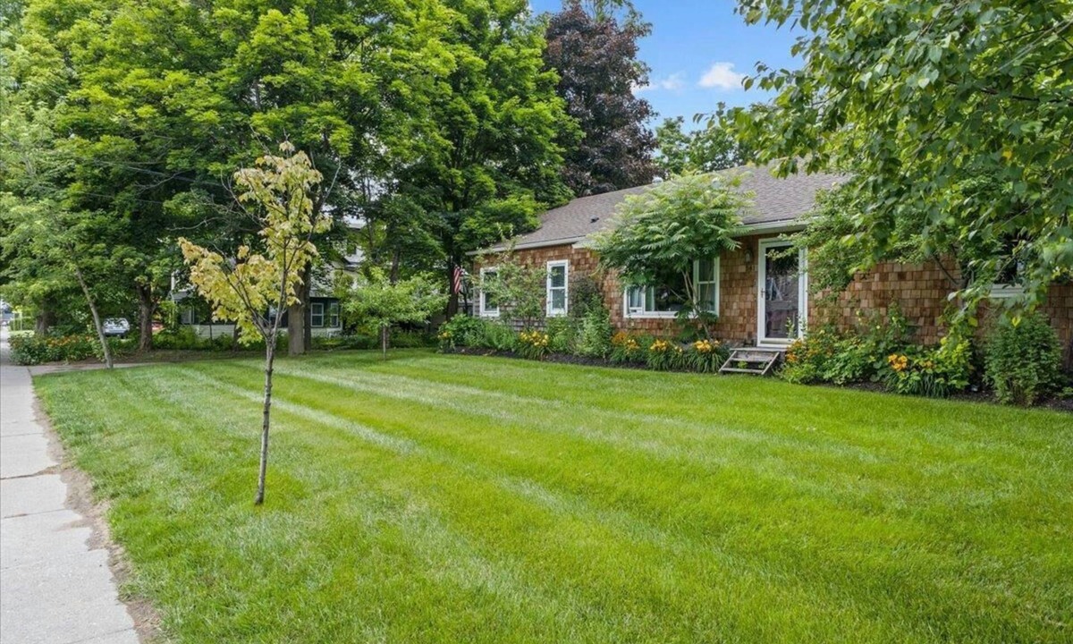 Colchester House | Beautiful 3 BR Cedar Ranch Home with Awesome Master and Cooks Kitchen