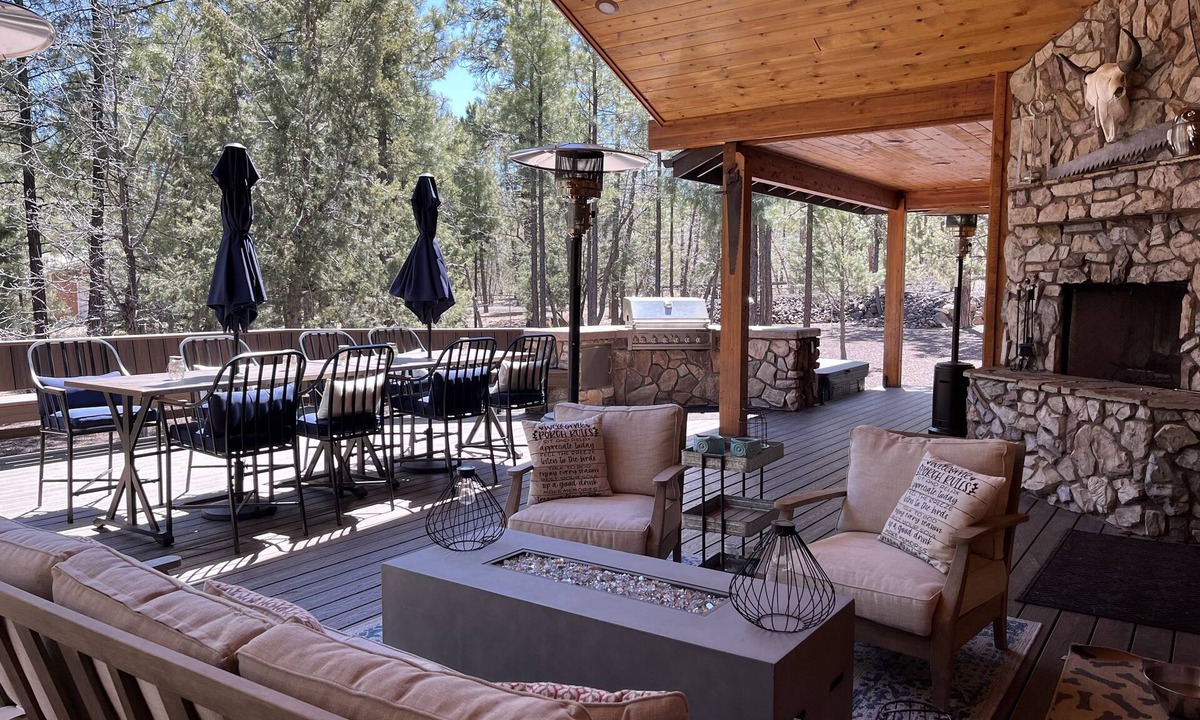 Pinetop-Lakeside House | Beautiful 3134 sq ft cabin on 1.3 acres, hot tub, fireplace, huge deck