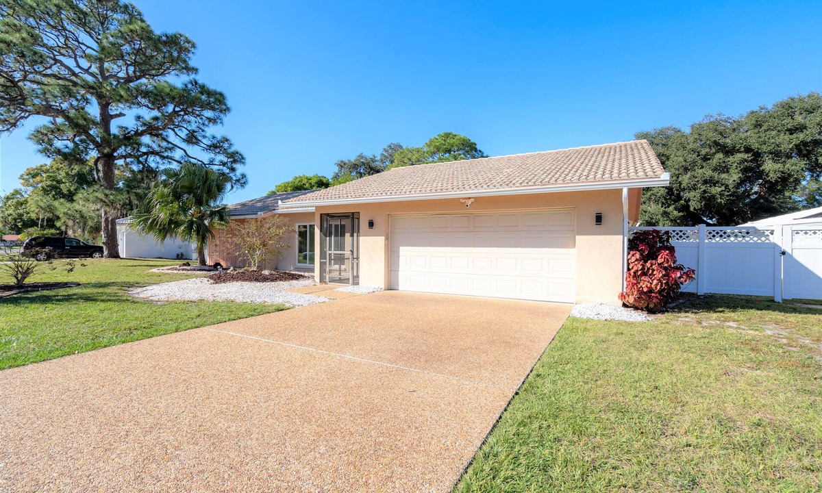 Gulf Gate Woods House | Beautiful 3B/2B Heated Pool Home Near Siesta Beach