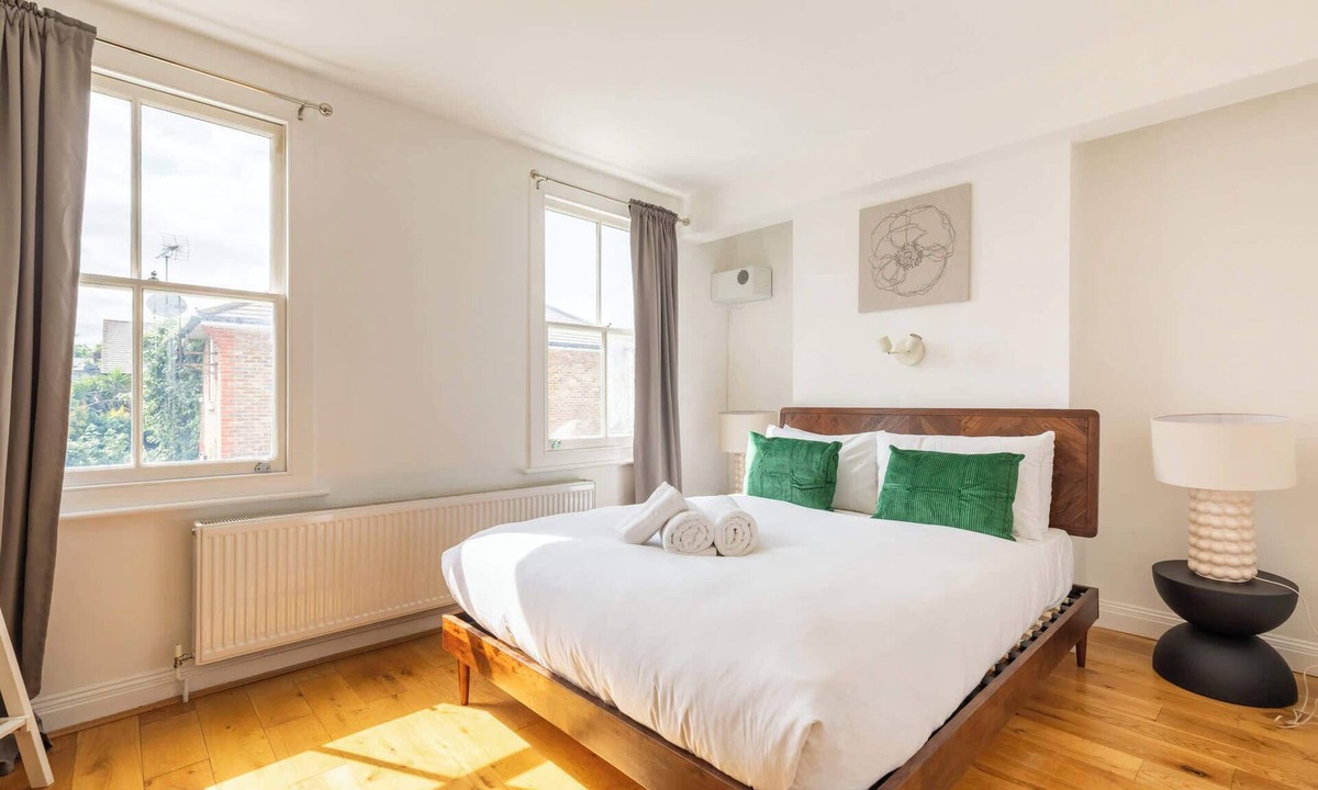 Parsons Green and Walham Apartment | Beautiful 3BD Home with Rooftop Terrace, Fulham