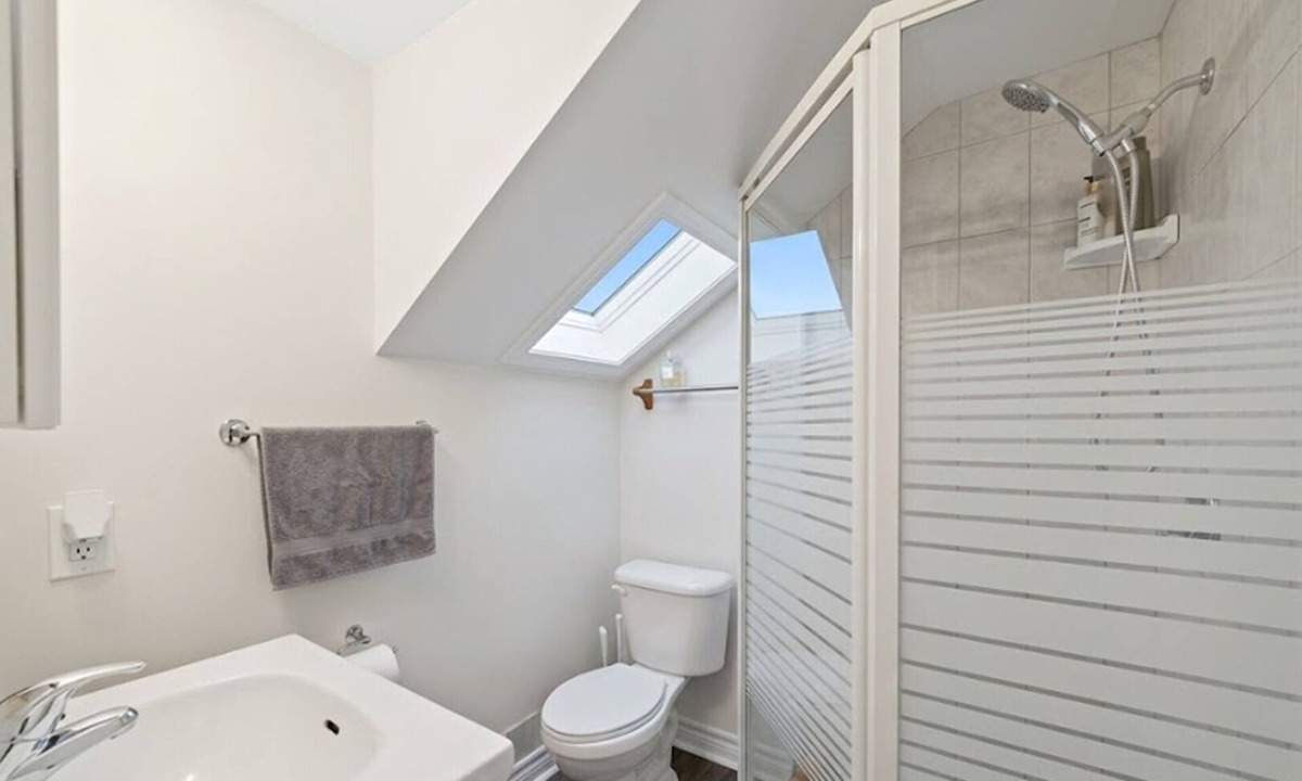East Windsor Apartment | Beautiful 3BR Home |Free Parking | Central Windsor
