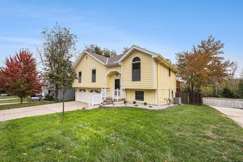 Lee's Summit House | Beautiful 4-bed, 3-bath Lees Summit Cottage
