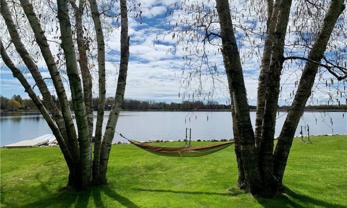 Selwyn Cottage | Beautiful 4 Bedroom Cottage on BuckHorn Lake