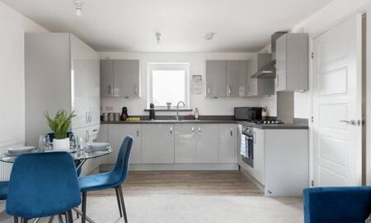 Newport Pagnell Apartment | Beautiful 4 Bed Flat In Milton Keynes With Parking