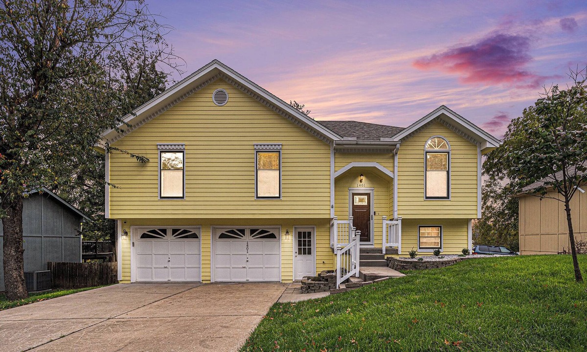 Lee's Summit House | Beautiful 4-Bedroom Cottage in Lee's Summit with walk-out basement