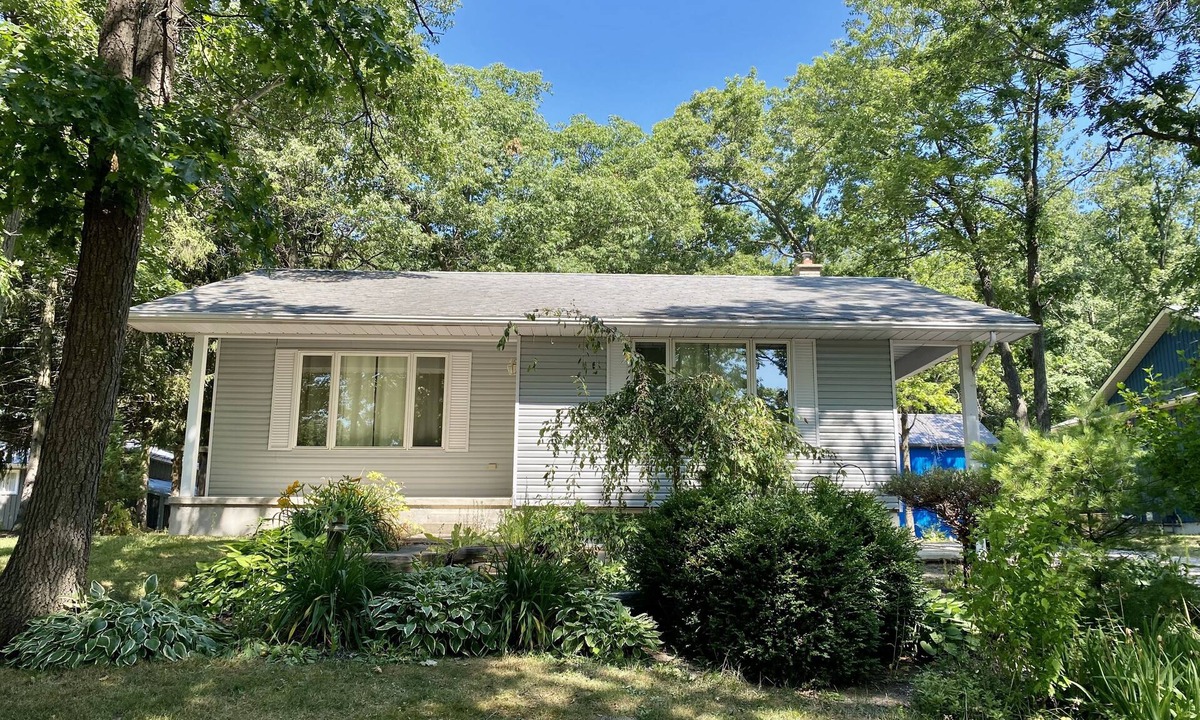 Grand Bend Cottage | Beautiful 4 Bedroom Cottage Next to the Pinery!