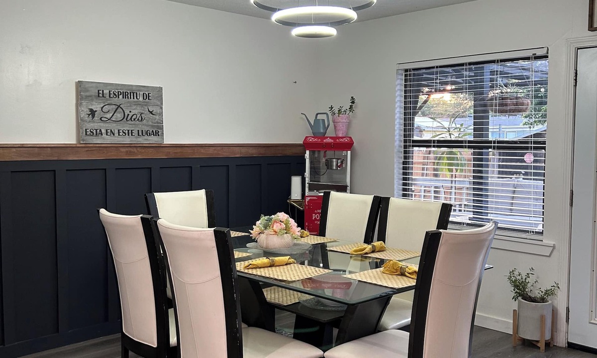 Dallas House | Beautiful 4-bedroom king-size suite. Dallas home with cozy patio.