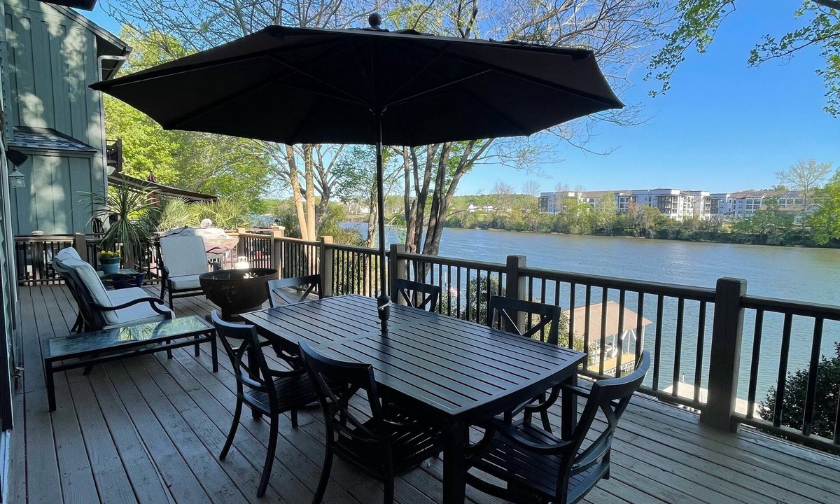 West End House | Beautiful 4 Bedroom River Front House in Downtown