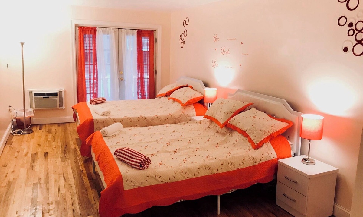 Queens House | Beautiful 4 Bedrooms 2 Baths, Balcony next to all up to 15 people