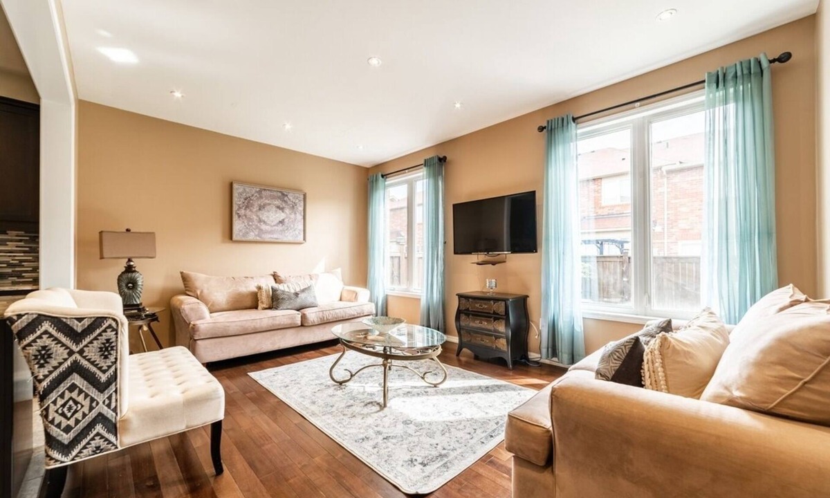 Milton House | Beautiful 4 BR Home. Backyard Oasis. Chefs Kitchen
