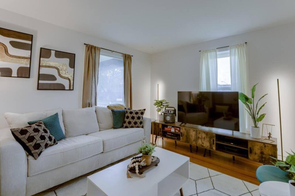 Bethany House | Beautiful - 4bd with Contemporary Interior