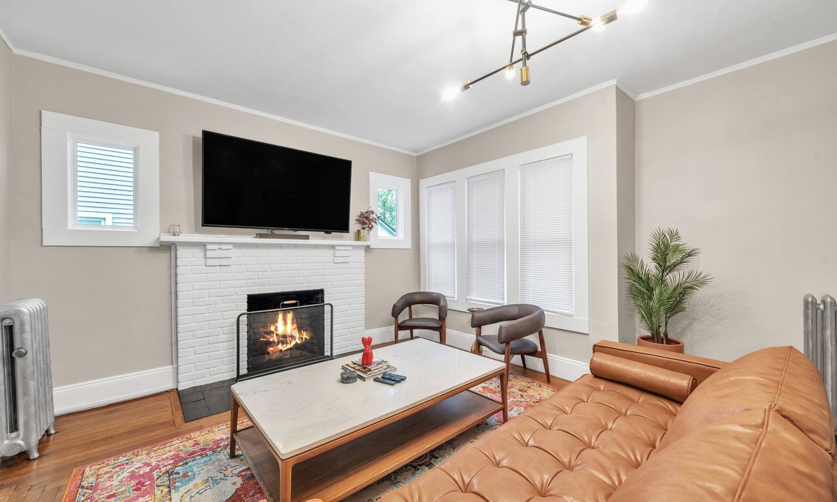 Springfield House | Beautiful 4BR 2 Bathroom House with Parking