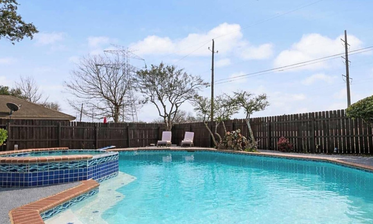 DeSoto House | Beautiful 4BR 2B Home with Pool Near AT&T Stadium