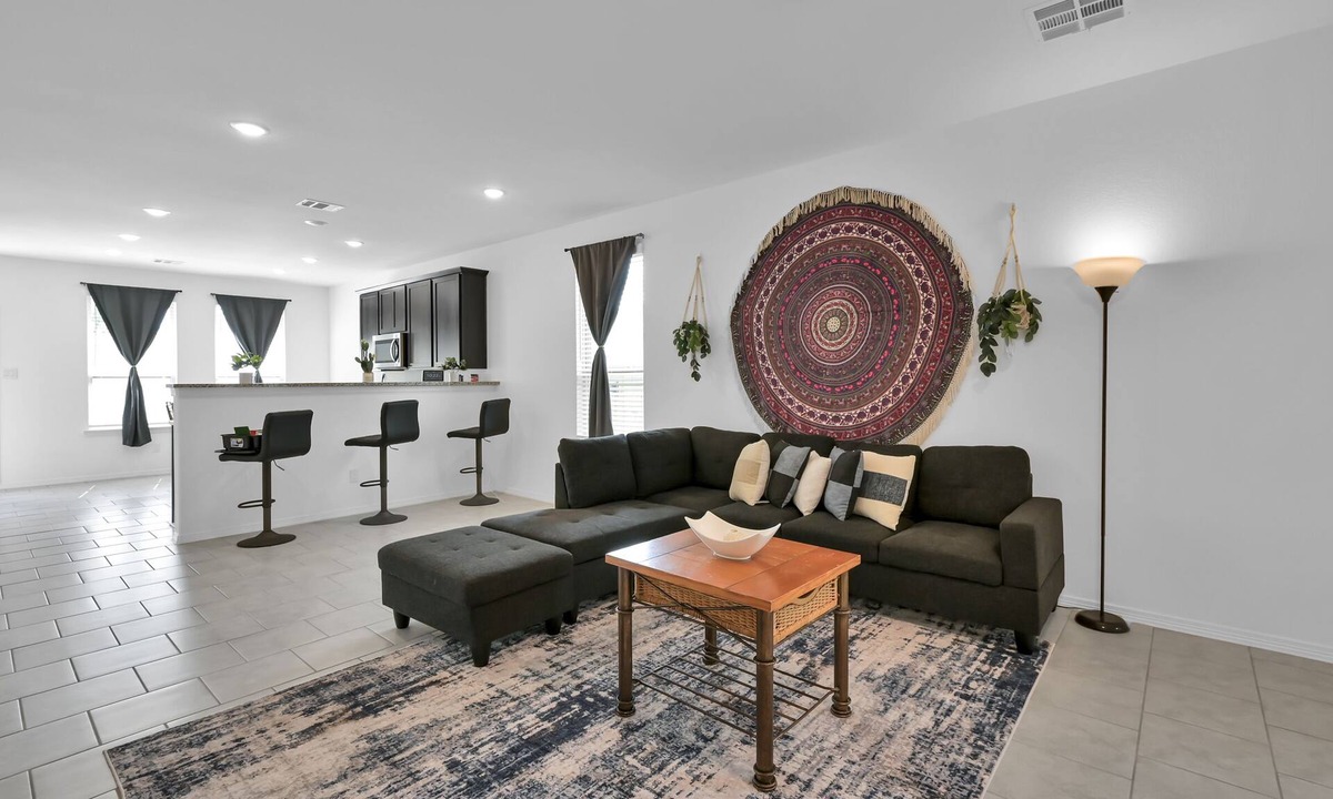 Porter House | Beautiful 5 Bdrm Home in Central Location with Queen Beds and Parking
