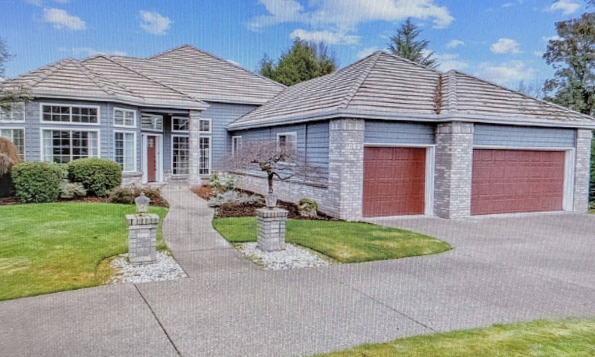 McMinnville House | Beautiful 5-bedroom house secluded on 2-acres in the heart of McMinnville.
