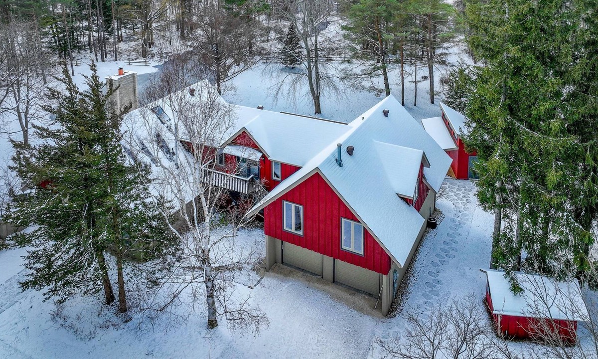 Collingwood Ski Chalet | Beautiful 5bed 5bath retreat in Collingwood! 5mins from Blue Mountain Village!