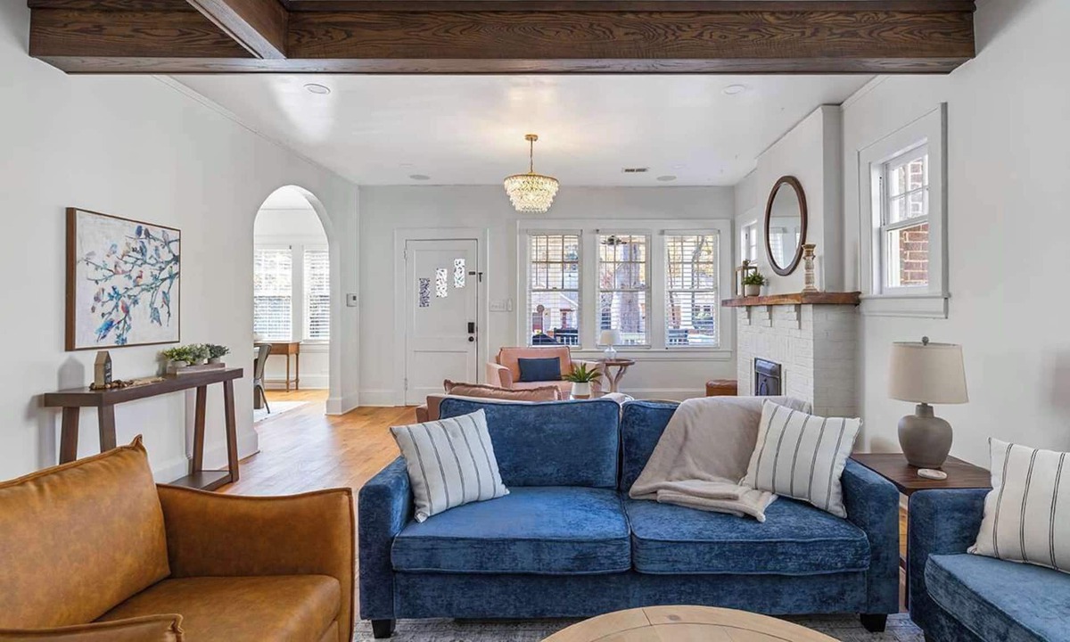 Commonwealth House | Beautiful 6 Bedroom Home, Walk to Shops and Dining