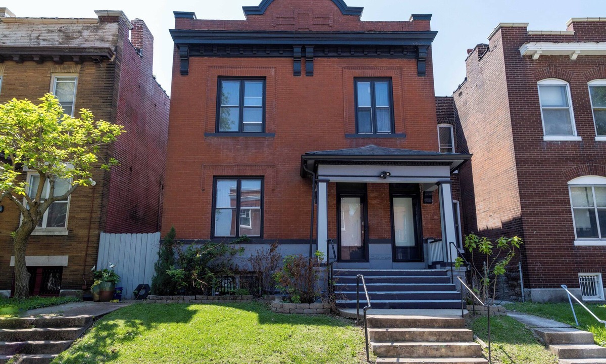 Downtown St. Louis House | Beautiful 6BR Fox Park Home/1st Floor Master Bed and Bath + Private Parking!