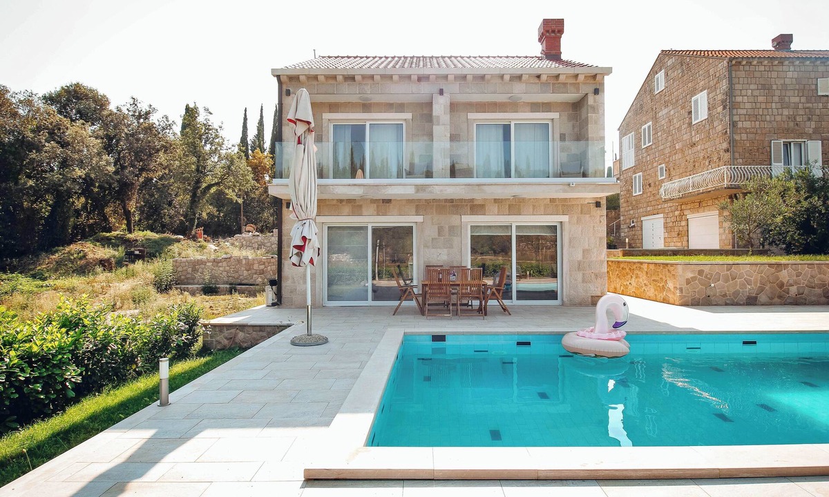 Komaji House | Beautiful 8 bedroom Villa with private swimming pool. Free parking.