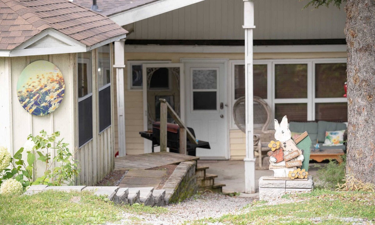 Moonbeam Cottage | Beautiful All Season Cottage on Remi Lake