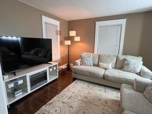 Rochester House | Beautiful and Comfy Home near Strong Memorial Hospital-king sized bed