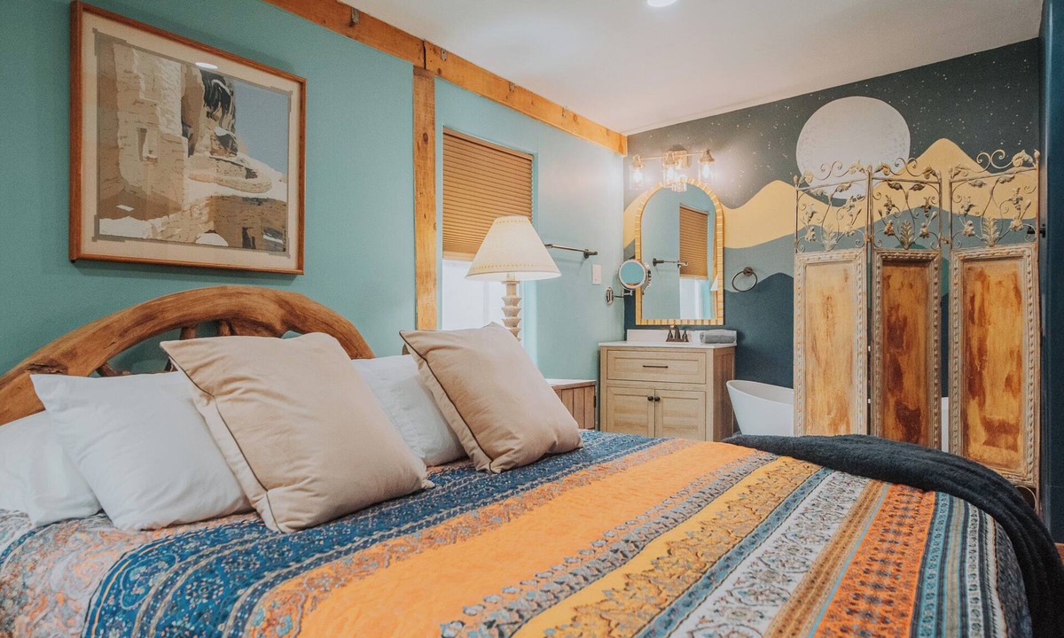 North Valley House | Beautiful and fun 5 bedroom house with a hot tub, arcade games and lots of room.