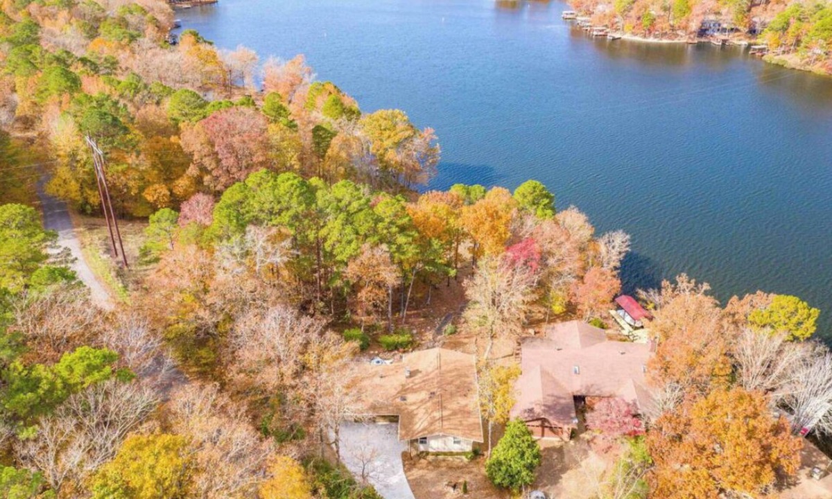 Hot Springs Village House | Beautiful and Spacious Lake Front Home. Golf, Kayaks, Minutes from Hot Springs!