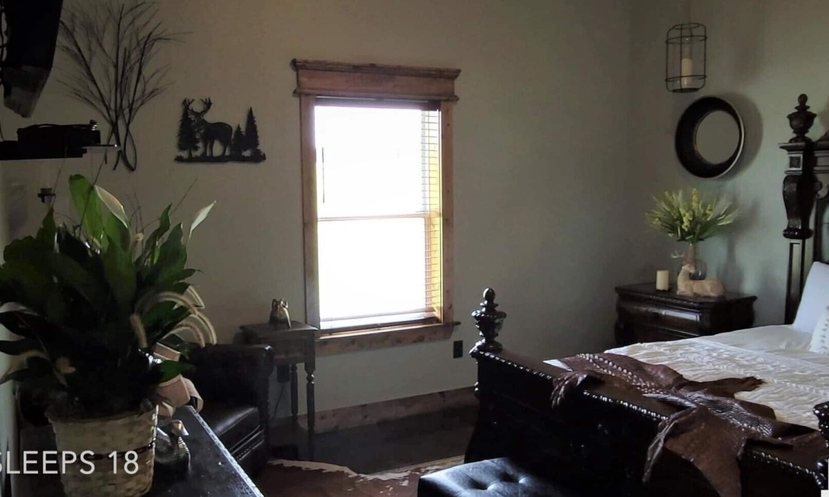 Pittsburg House | Beautiful and spacious home on a private 15 ac. lake in East Texas