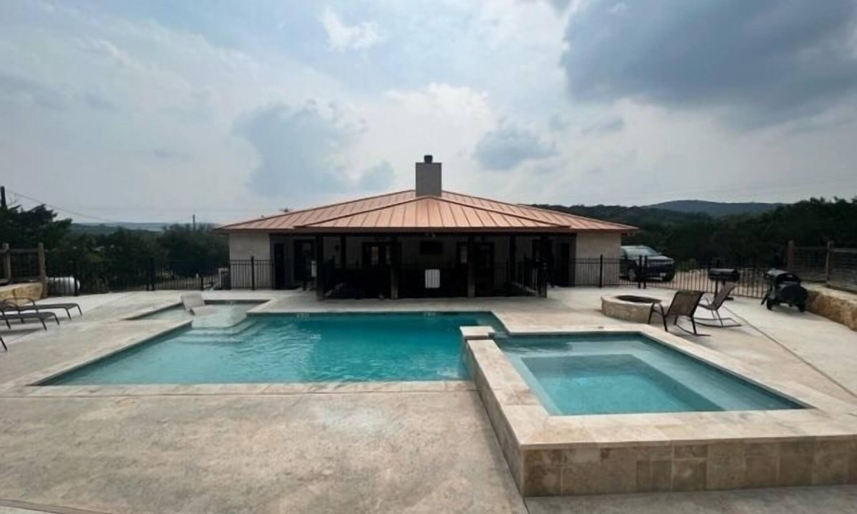 Concan House | Beautiful and spacious home with a pool