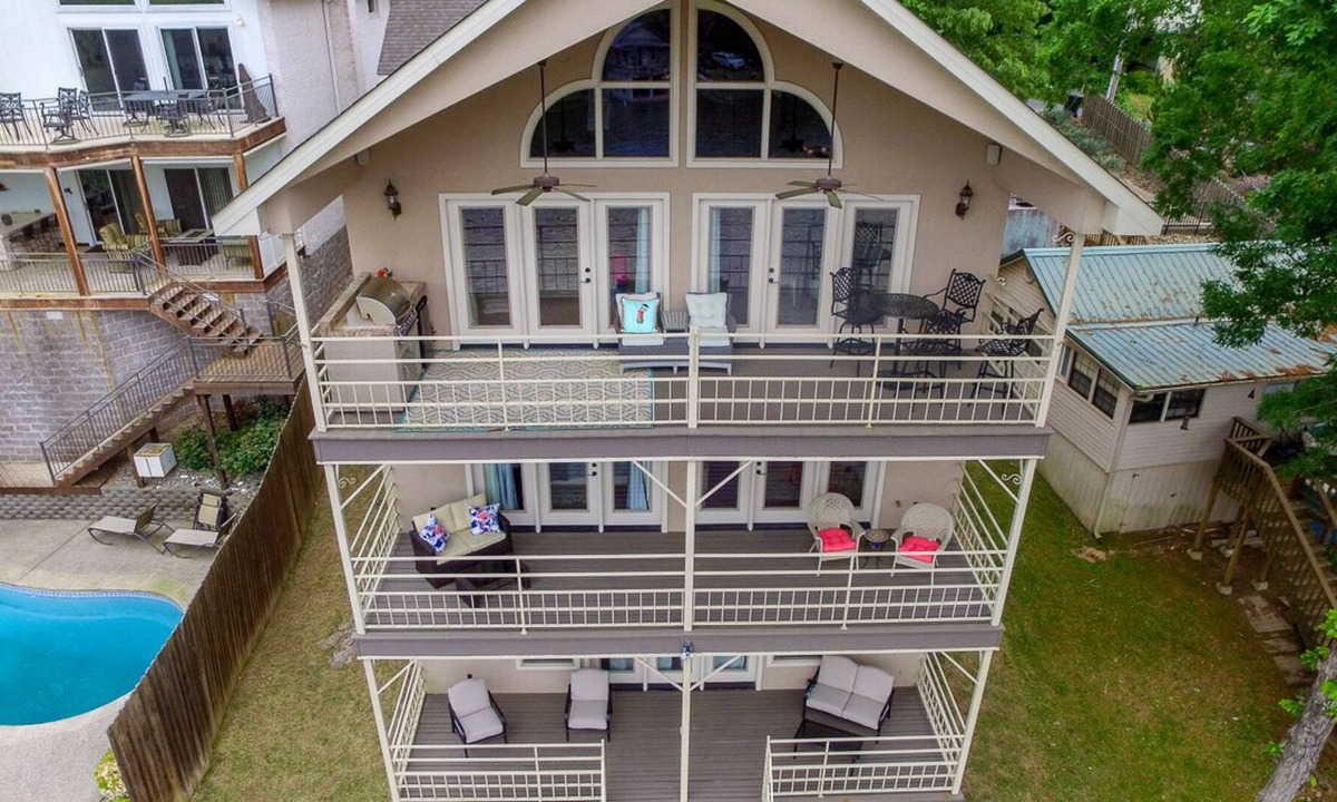 Piney House | Beautiful and Spacious Lake Hamilton Home!