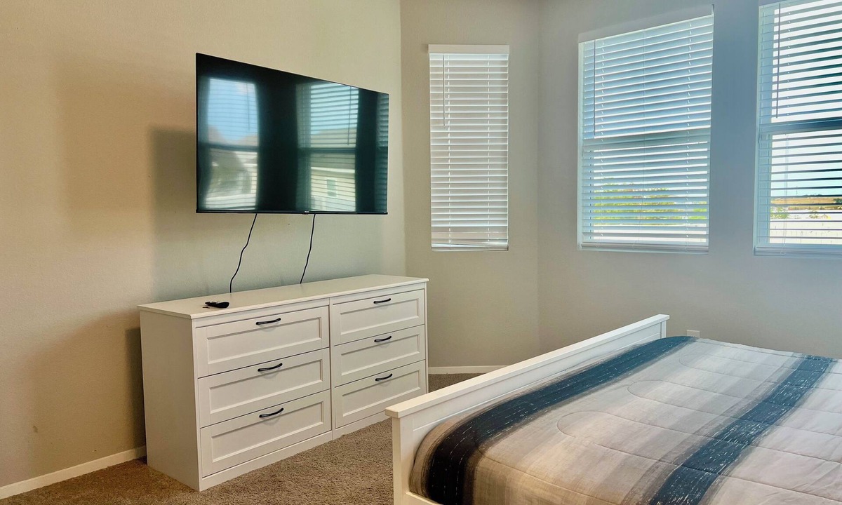 Elgin House | Beautiful and Spacious Master bedroom in Elgin, Texas