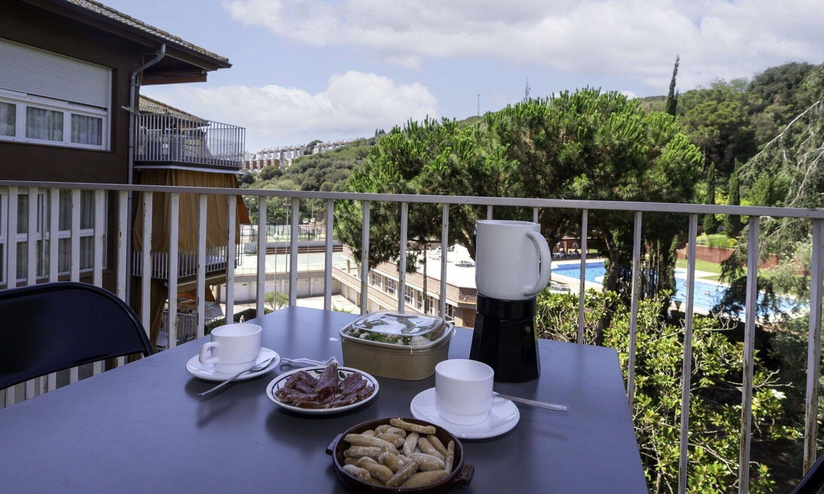 Arenys de Mar Apartment | Beautiful apartment for 5 people with pool, WIFI, TV and balcony