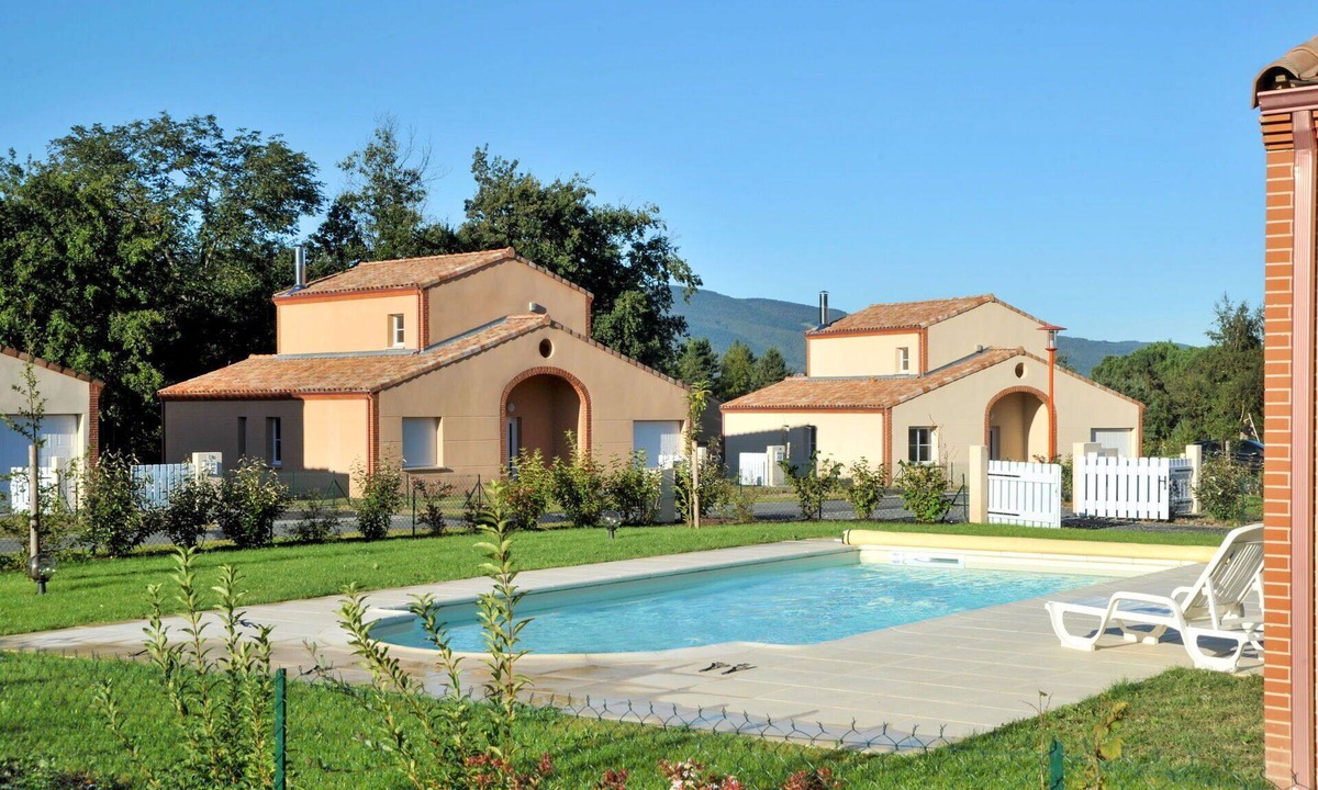 Pont-de-Larn House | Beautiful apartment in villa for 8 guests with private pool, TV, terrace and pets allowed