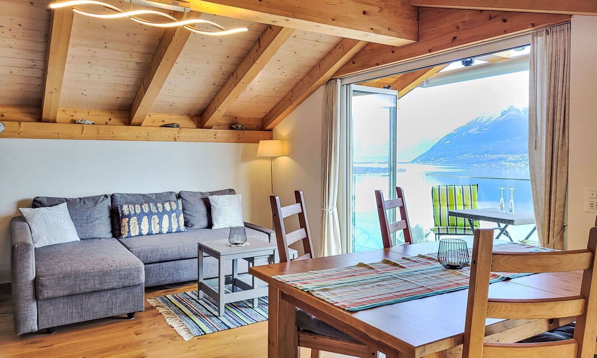 Porto Ronco Apartment | Beautiful apartment for 4 guests with WIFI, TV, balcony, pets allowed and panoramic view