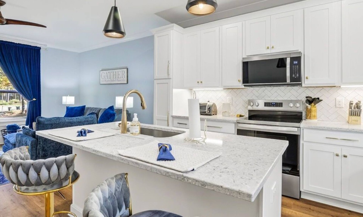 Apex House | Beautiful apartment above garage! Walk to historic downtown retail & dining