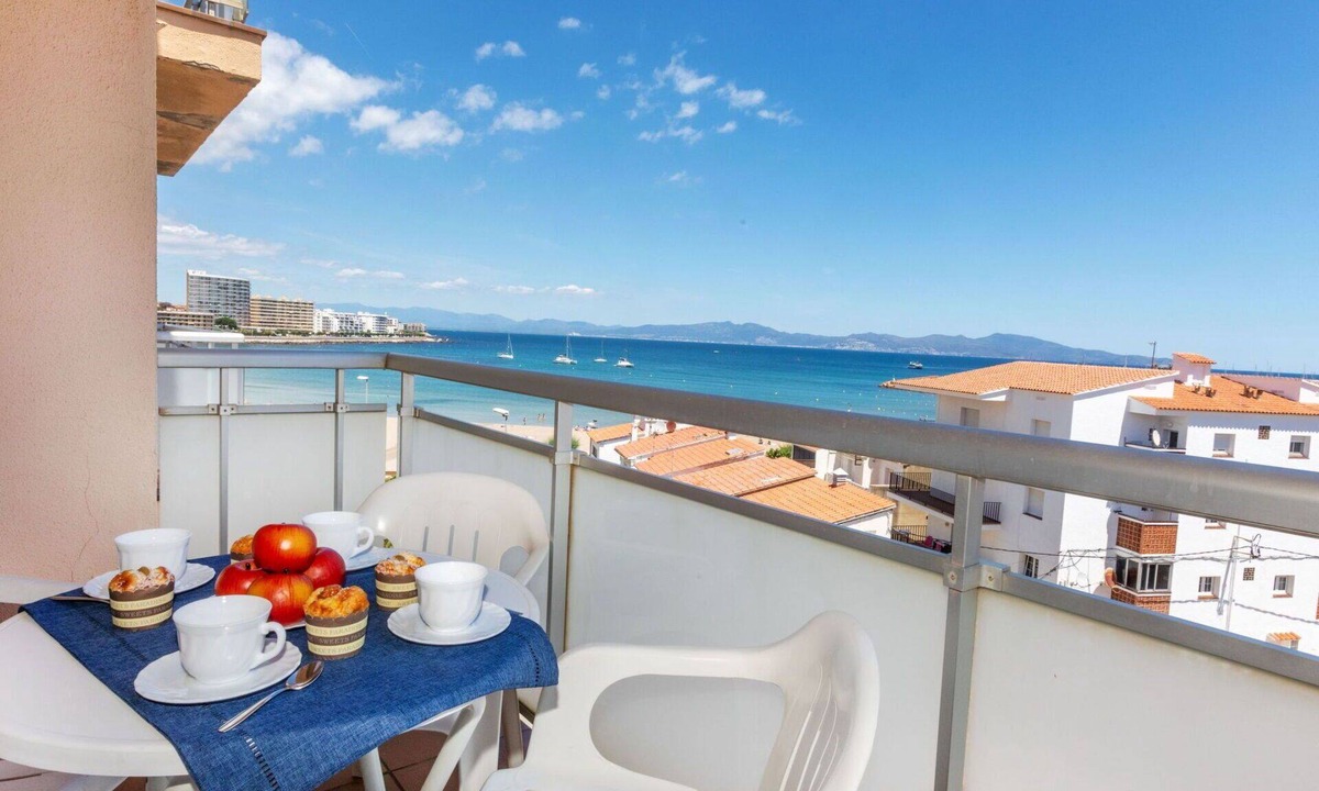 L'Escala Apartment | Beautiful apartment for 4 people with WIFI, A/C, TV and balcony