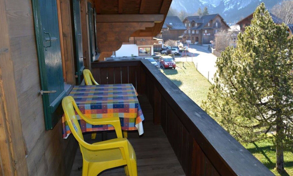 Lauenen Apartment | Beautiful apartment for 7 guests with WIFI, TV, balcony and pets allowed