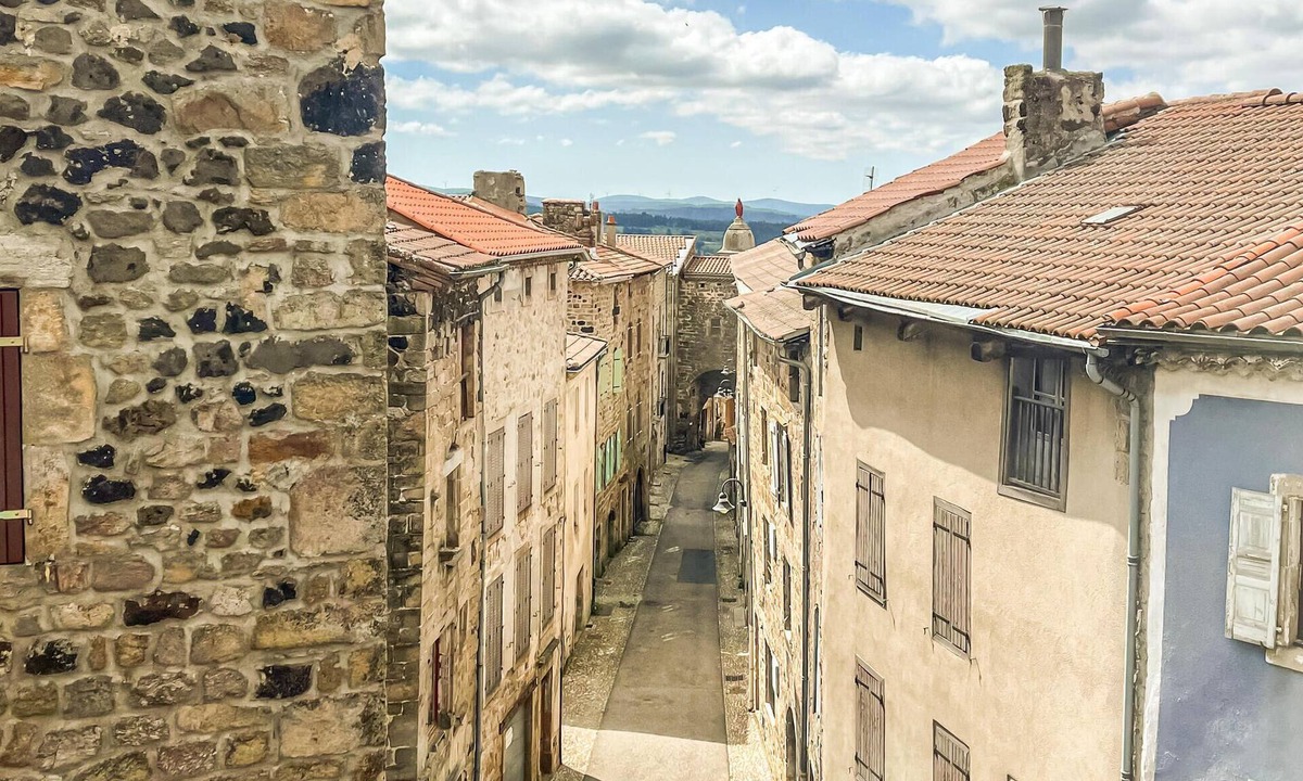 Pradelles Apartment | Beautiful apartment in Pradelles with WiFi