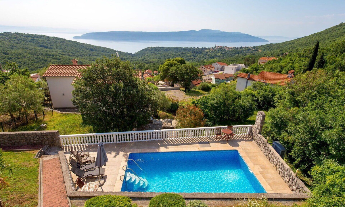 Martina House | Beautiful apartment in villa for 6 guests with pool, A/C, WIFI, TV, terrace and pets allowed