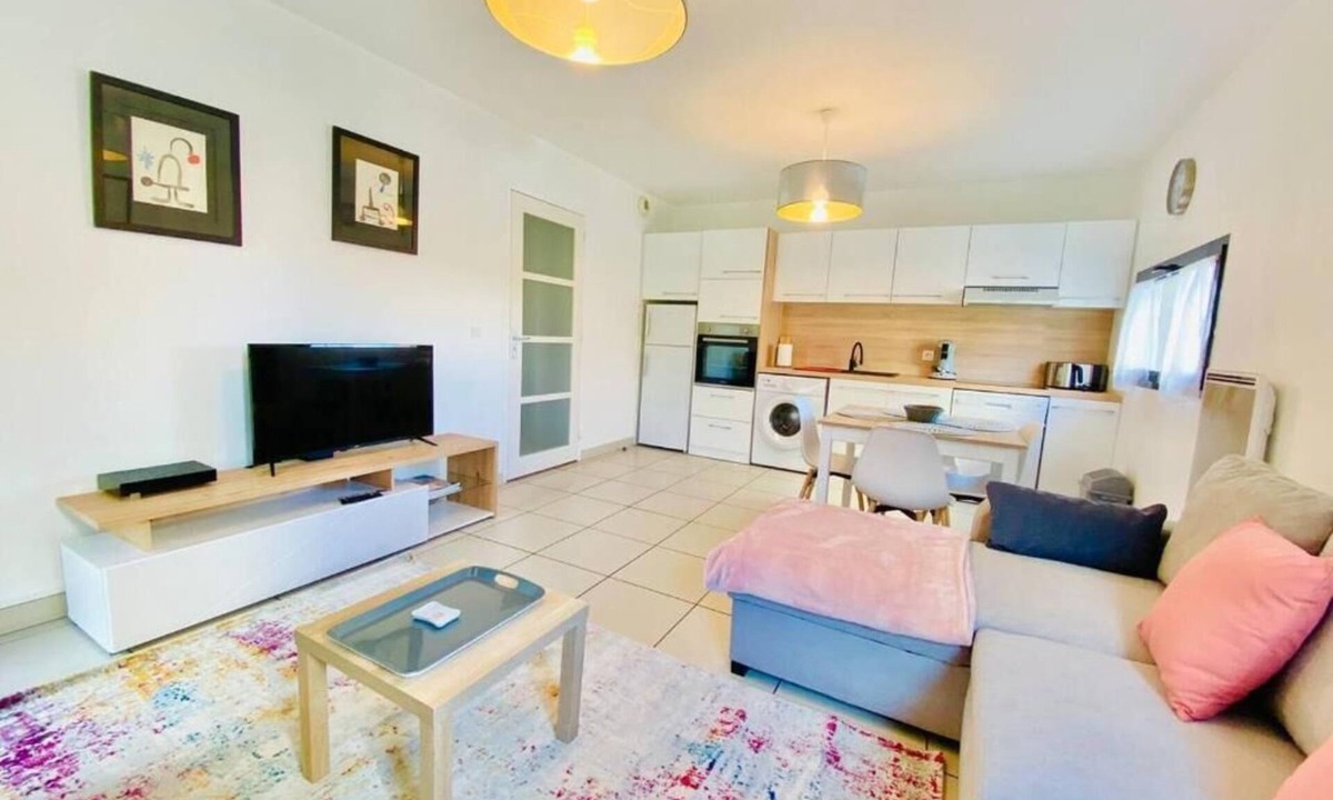 La Gare Apartment | BEAUTIFUL APARTMENT NEAR CV, FULLY EQUIPPED FOR 4 PEOPLE, PARKING, ELEVATOR, BALCONY