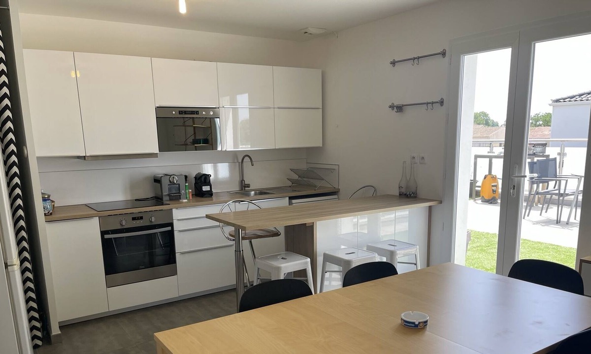 Aimargues Apartment | BEAUTIFUL APARTMENT QUIET CORNER 300 M FROM THE SHOPS
