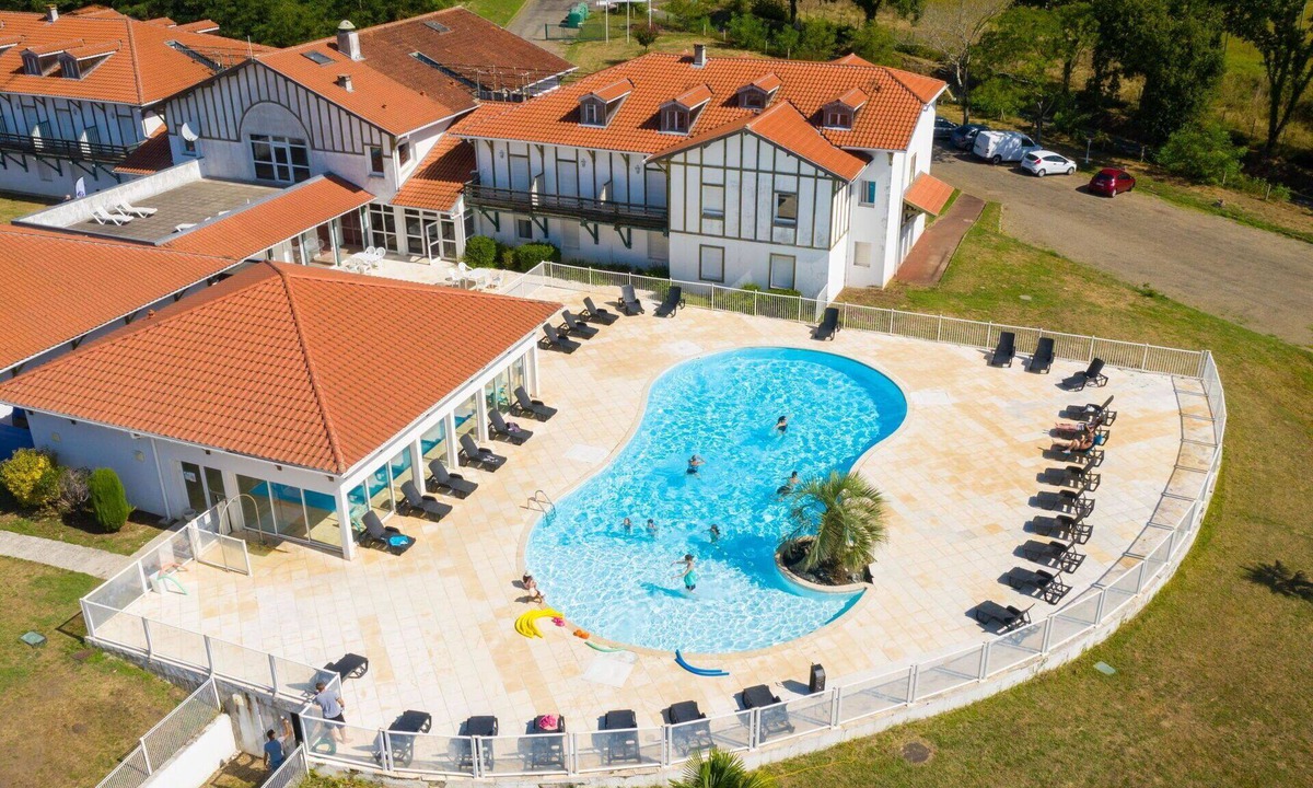 Augreilh Apartment | Beautiful apartment with internet, pool, TV, terrace, pets allowed, panoramic view and parking