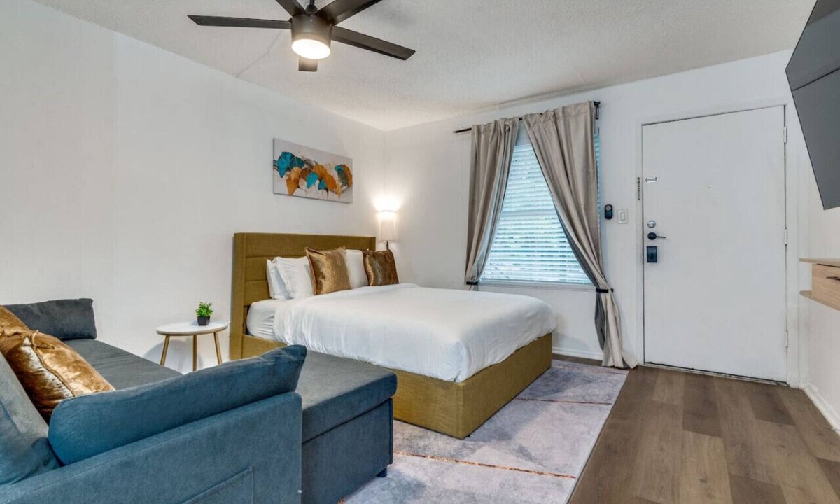 Hyde Park Apartment | Beautiful Austin Studio|Pet-Friendly |10mins to DT
