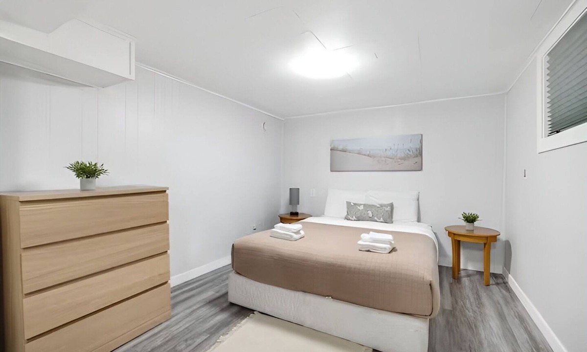 Winnipeg House | Beautiful Basement Private Suite Prime Location